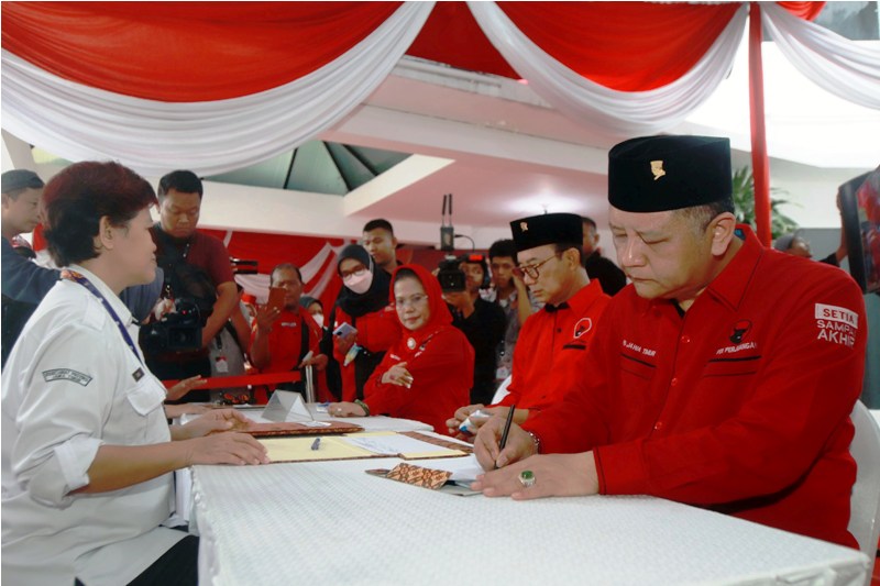 CALON WAKIL RAKYATI: Plh Ketua DPD PDIP Jatim Budi Sulistyono didampingi Sekretaris DPD PDIP Jatim Sri Untari dan Whisnu Sakti Buana serta beberapa kader PDIP menyerahkan berkas-berkas bacaleg DPRD Jatim di kantor KPUD Jatim, Kamis (11/5). (ANDY SATRIA/RA