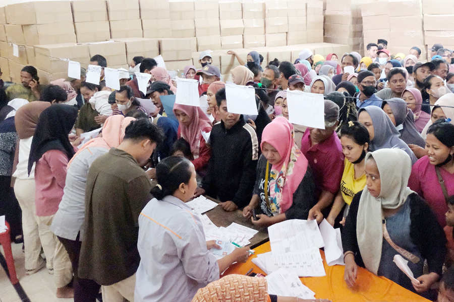 KEWALAHAN: Warga antre untuk mendapatkan bantuan langsung tunai (BLT) di Kantor Pos Kebon Rojo, Surabaya, Rabu (10/5). (SURYANTO/RADAR SURABAYA)