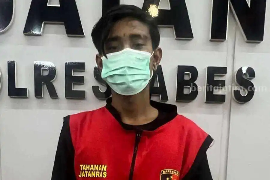 KAWAKAN: Tersangka RZ diamankan di Polrestabes Surabaya. (ISTIMEWA)