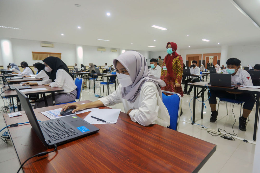 SERIUS: Sejumlah peserta UTBK SNBT bersiap mengikuti tes di Airlangga Convention Center (ACC) Surabaya, Senin (8/5). (ANDY SATRIA/RADAR SURABAYA)