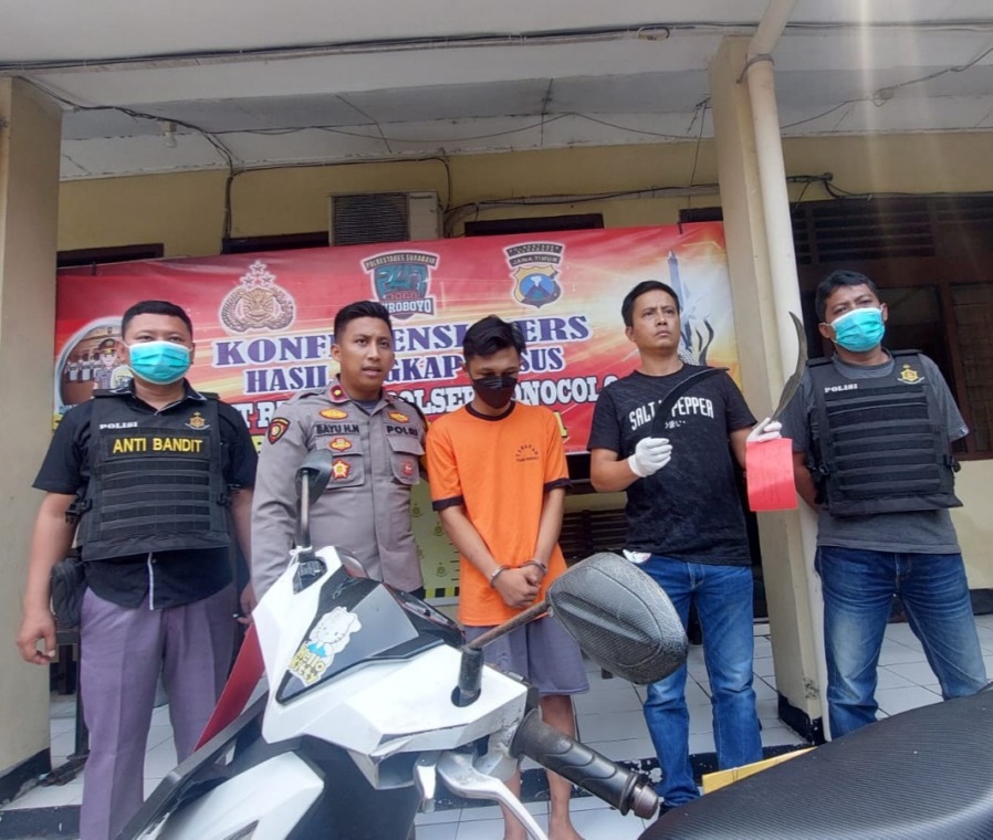 KOMPAK: Tersangka AKJ diamankan di Polsek Wonocolo. (MAHRUS/RADAR SURABAYA)