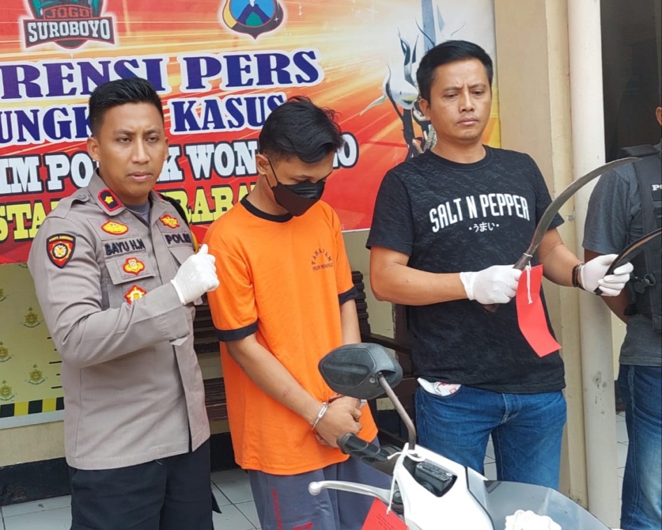 KEOK: Tersangka AKJ diamankan di Mapolsek Wonocolo, Surabaya, Minggu (7/5). (MAHRUS/RADAR SURABAYA)