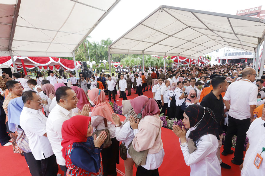 HALALBIHALAL: Ribuan ASN berhalalbihalal dengan Wali Kota Surabaya Eri Cahyadi di Taman Surya, Surabaya, Rabu (3/5). (SURYANTO/RADAR SURABAYA)