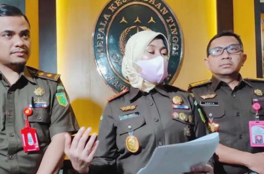 KETERANGAN: Kajati Jatim Mia Amiati (tengah) menyampaikan keterangan pers di Surabaya. (ISTIMEWA)