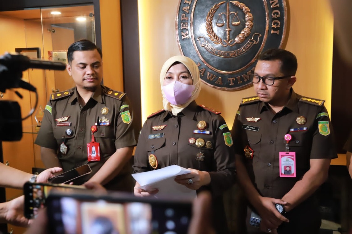 USUT TUNTAS: Kajati Jatim Mia Amiati memberikan keterangan kepada wartawan. (ISTIMEWA)