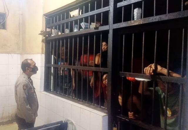 LENGKAP: Anggota Polsek Kenjeran mengecek kondisi para tahanan. (ISTIMEWA)