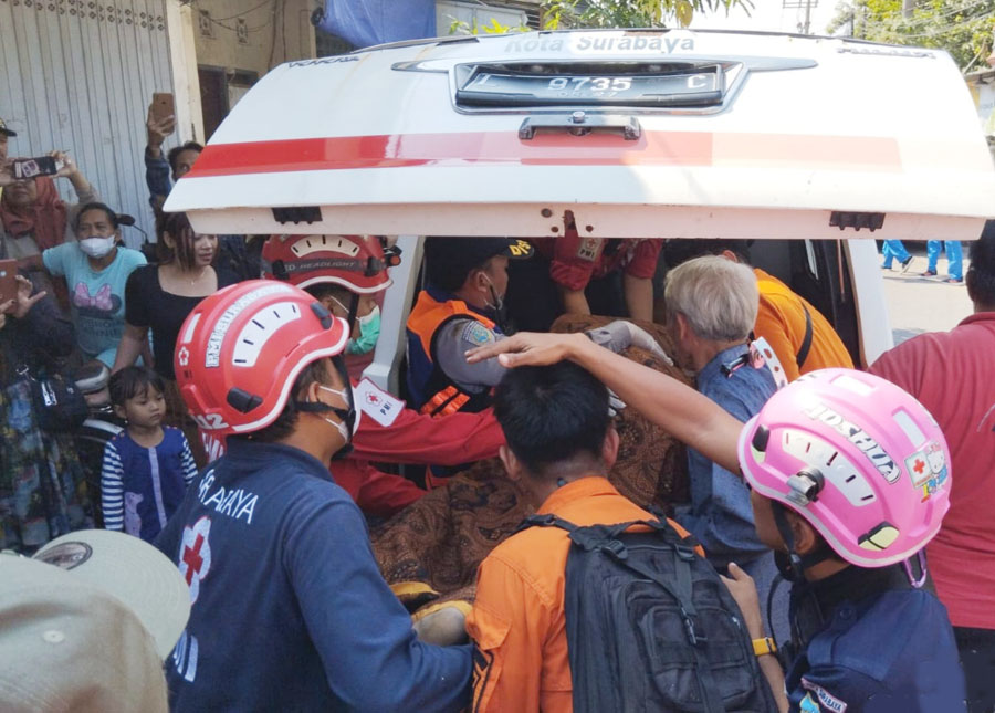 DIEVAKUASI: Petugas mengangkat jenazah Moejianto ke ambulans, Rabu (24/5). (ISTINEWA)