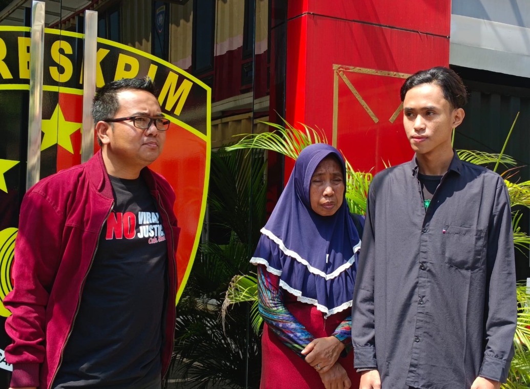 TERPUKUL: Pengacara Moch Sholeh mendampingi keluarga korban mendatangi Polres Pelabuhan Tanjung Perak. (ISTIMEWA)