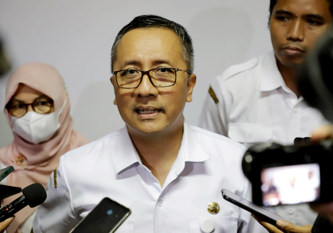 Kepala Dispendukcapil Surabaya Agus Imam Sonhaji. (IST)