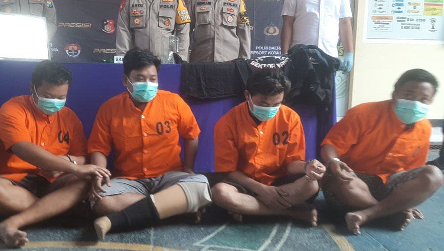 DIAMANKAN: Empat pelaku penganiayaan dan perusakan diamankan di Mapolsek Tandes, Selasa (30/5). (MAHRUS/RADAR SURABAYA)