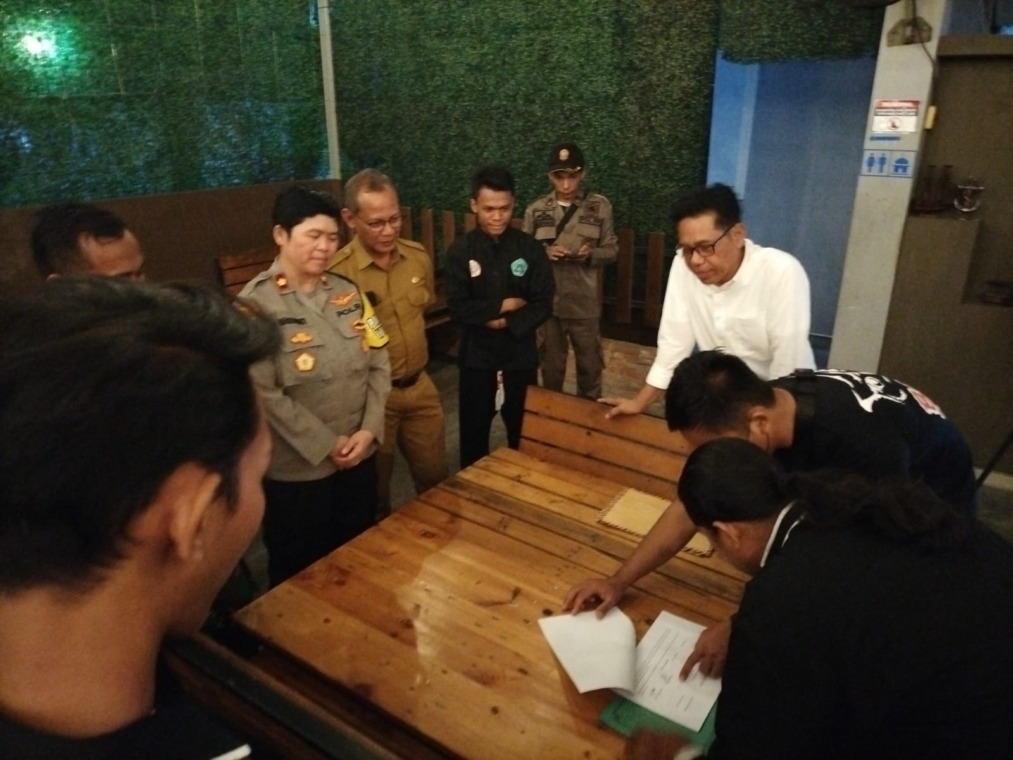 KOMITMEN: Penandatangan kesepakatan bersama pengurus ranting perguruan silat di Surabaya. (IST)