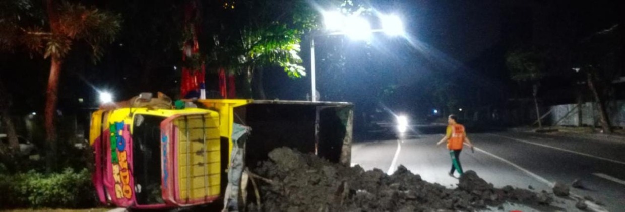 APES: Sebuah truk mengalami kecelakaan tunggal di Jalan Arif Rahman Hakim, Surabaya, Minggu (28/5) dini hari. (ISTIMEWA)