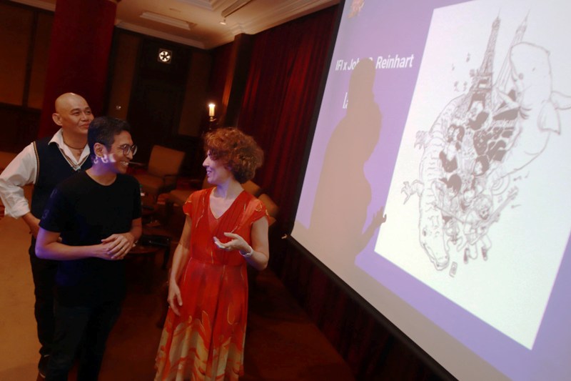 JELANG KONTES: Dari kiri, seniman illustrator dan komikus John G Reinhart bersama praktisi musik Paulus Chan dan Direktur IFI Surabaya Sandra Vivier dalam konferensi pers jelang digelarnya kontes musik La Vie En Rose di salah satu hotel kawasan Tunjungan,