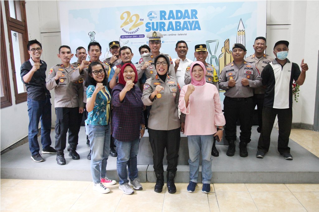 AYO JOGO SUROBOYO: Kapolres Pelabuhan Tanjung Perak Herlina (depan, dua dari kanan) bersama jajaran PJU dan Kapolsek saat berkunjung ke kantor Radar Surabaya di Jalan Kembang Jepun, Rabu (3/5). (SURYANTO/RADAR SURABAYA)