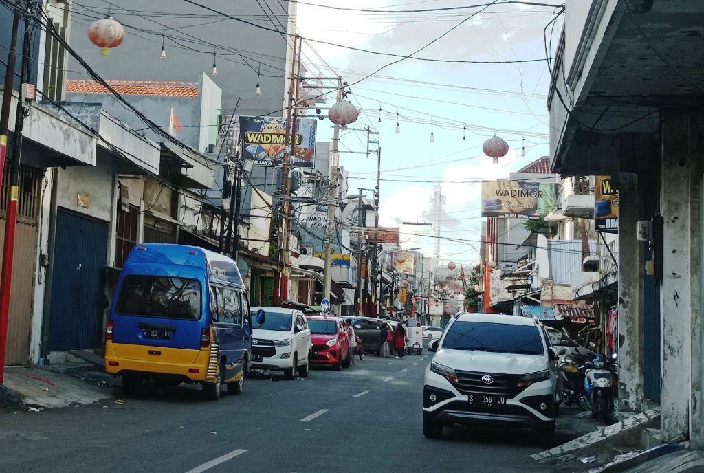 KAWASAN PECINAN: Jalan Slompretan menjadi salah satu kawasan perdagangan yang ramai di sekitar Kembang Jepun. (SURYANTO/RADAR SURABAYA)
