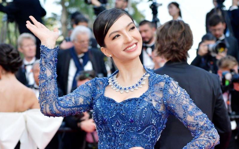 Raline Shah dengan kebaya biru dari kain Palembang milik ibunya rancangan busana desainer Cacal Baker & Diaz Patria dari Maison Baaz Couture. (ISTIMEWA/TWITTER @itgirlenergy)