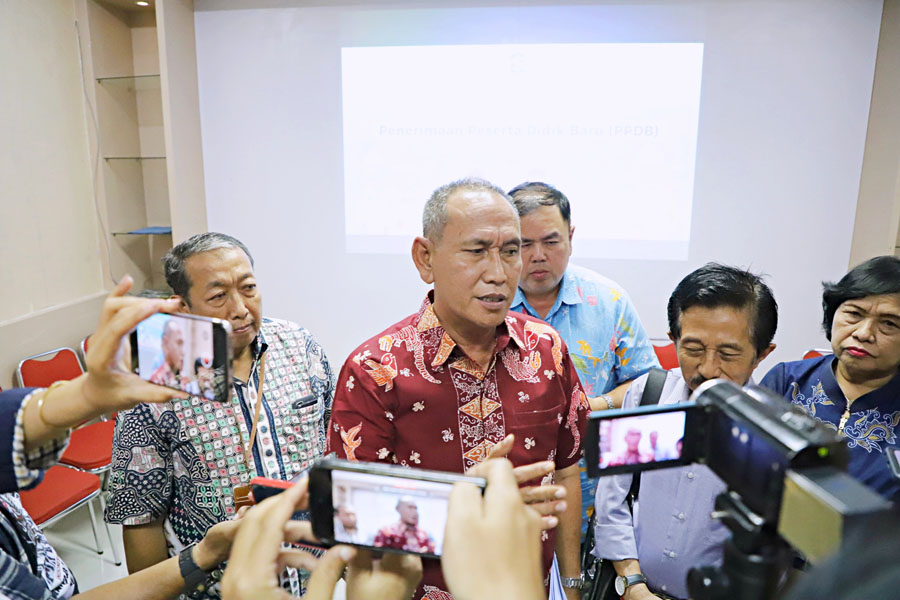SIAPKAN PPDB: Kepala Dinas Pendidikan Kota Surabaya Yusuf menerangkan terkait proses Penerimaan Peserta Didik Baru (PPDB) di kantor Pemkot Surabaya, Jumat (19/5).  (SURYANTO/RADAR SURABAYA)