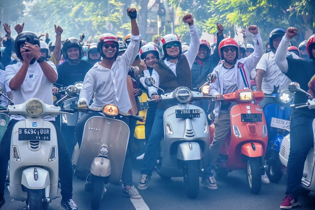 Wali Kota Surabaya Eri Cahyadi bersama istri Rini Indriyani Eri Cahyadi melakukan sunday morning ride (sunmori) atau berkendara di Minggu pagi (7/5). Sunmori diikuti oleh sekitar 2 ribu komunitas pecinta motor vespa. (SURYANTO/RADAR SURABAYA)