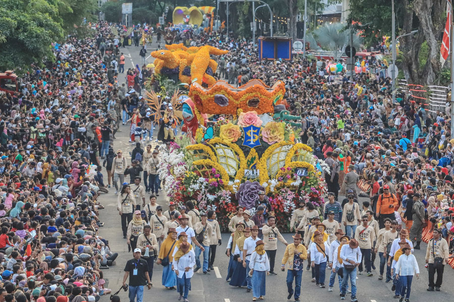 MERIAH: Ribuan warga tumplek blek melihat pawai Surabaya Vaganza di Jalan Gubernur Suryo, Surabaya, Sabtu (27/5). Parade budaya dan pawai bunga ini diikuti oleh 19 mobil hias, 17 komunitas budaya, dan 2 kelompok drumband. (SURYANTO/RADAR SURABAYA)