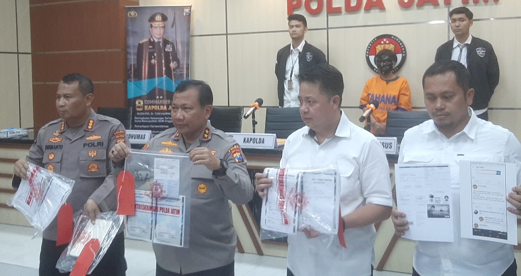 Tersangka Setiyo Rini diamankan di Mapolda Jatim, Selasa (30/5). (MAHRUS/RADAR SURABAYA)