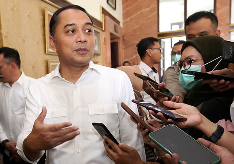 WANTI WANTI: Wali Kota Surabaya Eri Cahyadi memberikan keterangan kepada wartawan.(SURYANTO/RADAR SURABAYA)