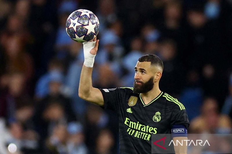 Reaksi pemain Real Madrid Karim Benzema usai pertandingan semifinal leg kedua Liga Champions melawan Manchester City di Etihad Stadium, Manchester, Inggris, Rabu (17/5/2023). Manchester City menang dengan skor 4-0 yang membuat unggul 5-1 atas Madrid secar