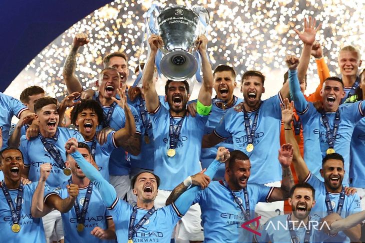 Pemain Manchester City Ilkay Gundogan mengangkat trofi bersama rekan setimnya usai menjuarai Liga Champions ​​​​​​​di Ataturk Olympic Stadium, Istanbul, Turki (11/6/2023). Manchester City berhasil mengalahkan Inter Milan pada laga final Liga Champions ​​​