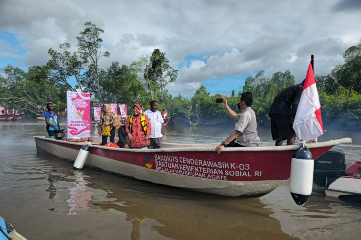 INOVASI: Mensos Tri Rismaharini meluncurkan kapal di Asmat, Papua, dengan pendampingan ITS Surabaya. (ANTARA/DOK. ITS)