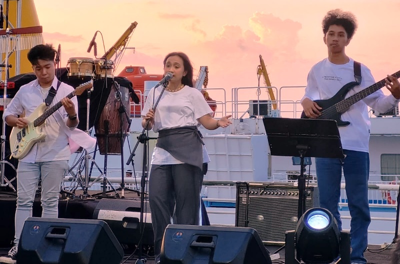 HIBUR PENIKMAT MUSIK: Penampilan Anbiya Nawfal ft. Jazzversity saat pagelaran Jazz Tanjung Perak di North Quay Gapura Surya, Kamis (8/6). (ISTIMEWA)