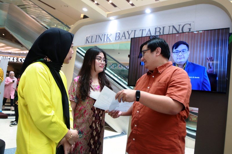 TREN BAYI TABUNG: Pengunjung mendapatkan penjelasan terkait prosesi bayi tabung yang dilakukan pada salah satu tenan rumah sakit, dalam pameran yang digelar di Grand City Mall Surabaya, Jumat (9/7). (ANDY SATRIA/RADAR SURABAYA)