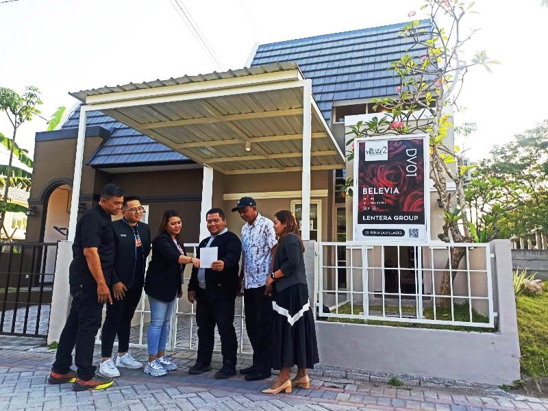 CLUSTER BARU: Hendra Dwi Prasetya (tiga dari kanan) dan Leo Sugiarto ( dua dari kanan) bersama lead agent menjelaskan pengembangan tahap dua cluster The Fazza saat meninjau rumah contoh tipe Alora dan Belevia. (M. AFIQ FIRDAUS/RADAR SURABAYA)