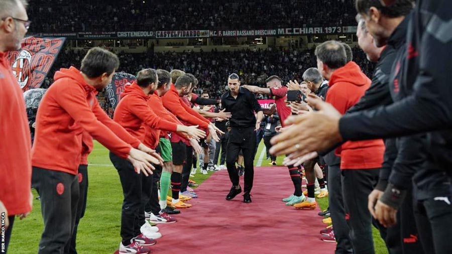 PENSIUN: Zlatan Ibrahimovic mendapat guard of honors dari rekan-rekannya di AC Milan pada laga terakhir musim ini. (BBC)