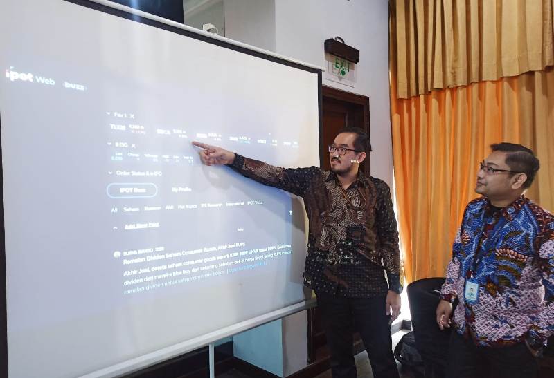 INCAR INVESTOR MILENIAL : Marco Rijkaard (kiri) dan Adhe Citra menjelaskan potensi market investor milenial di Surabaya yang menjadi target Indo Premier. (M. Afiq Firdaus/Radar Surabaya)