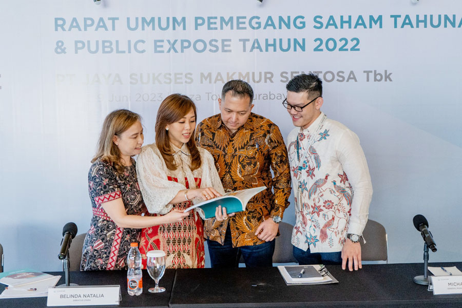 MAKIN EKSPANSIF: Dari kiri; Go Herliani Prayogo, Belinda Tanoko, Go Ie Tiong dan Michael Ariel menjelaskan rencana pengembangan beberapa proyek untuk meningkatkan kinerja ke depan. (ISTIMEWA)