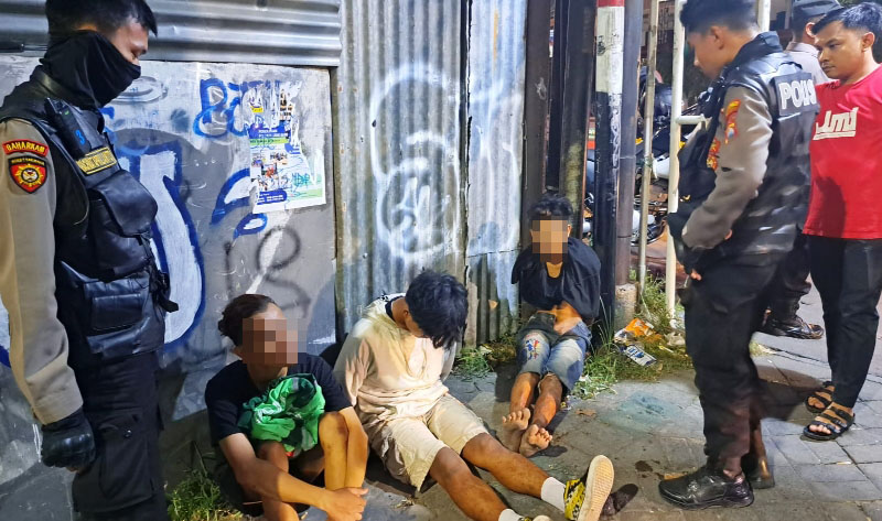 BERBAHAYA: Polisi mengamankan sajam yang dipakai tawuran remaja di Jalan Banyuurip Lor II, Surabaya. (ISTIMEWA)