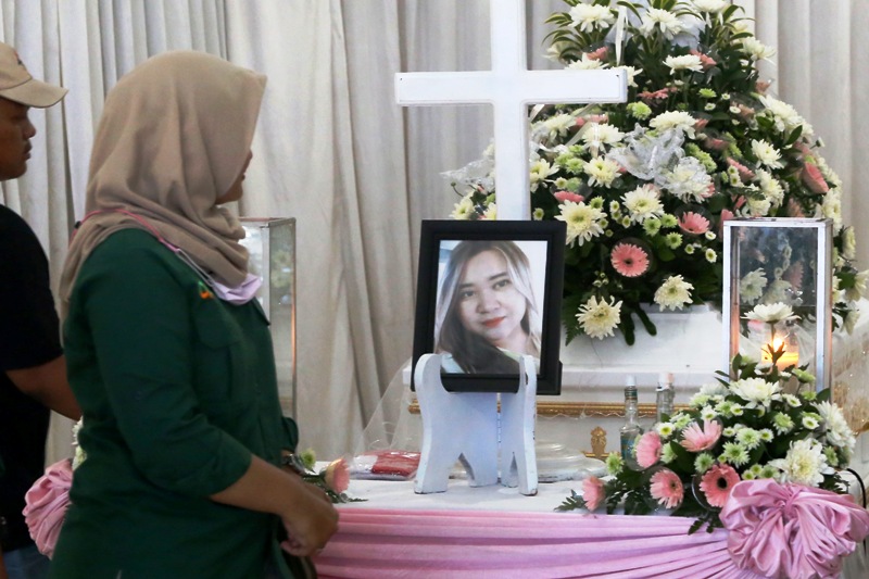 DISEMAYAMKAN: Jenazah korban pembunuhan, Angeline Nathania, disemayamkan di Adi Jasa, Surabaya, Kamis (8/6). (SURYANTO/RADAR SURABAYA)