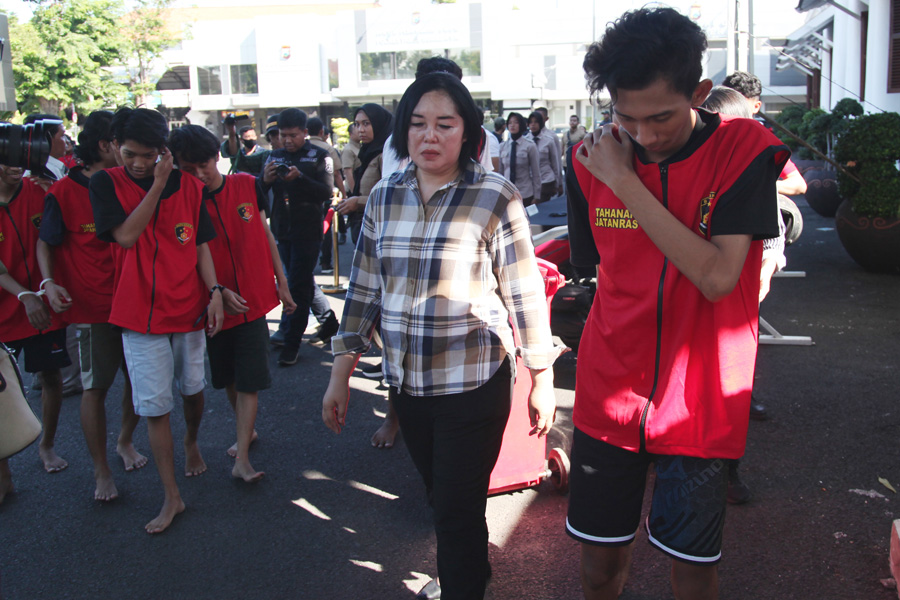 BELUM KAPOK: Sejumlah tersangka pengeroyokan diamankan di Polrestabes Surabaya. (SURYANTO/RADAR SURABAYA)