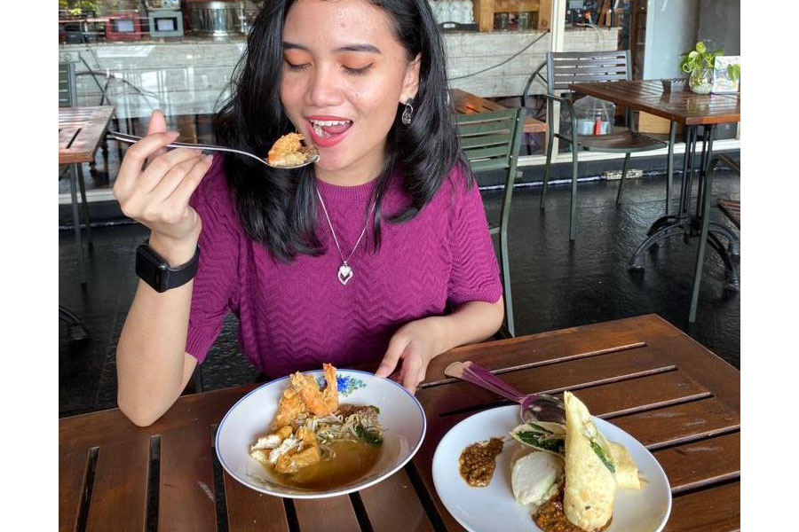 KENANG SEJARAH KULINER: Pengunjung hotel menikmati menu khas Suroboyo di Luminor Hotel Jemursari. (DOK LUMINOR HOTEL JEMURSARI)