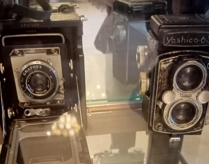 BUATAN JEPANG: Kamera lawas merek Yashica-635 buatan tahun 1958 yang menjadi alat penyidikan polisi kala itu. (GUNTUR IRIANTO/RADAR SURABAYA)