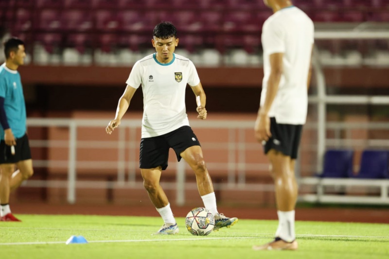 Striker Timnas Indonesia, Dendy Sulistyawan, saat berlatih di lapangan Stadion Gelora Bung Tomo jelang laga lawan Palestina, Rabu (14/6), (ANDY SATRIA/RADAR SURABAYA))