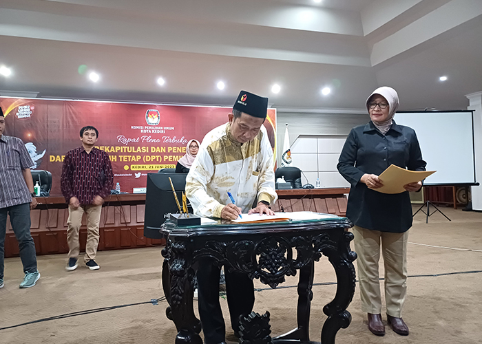 SAH: Komisioner KPU Kota Kediri menandatangani hasil rekapitulasi DPT dalam Pemilu 2024 mendatang.