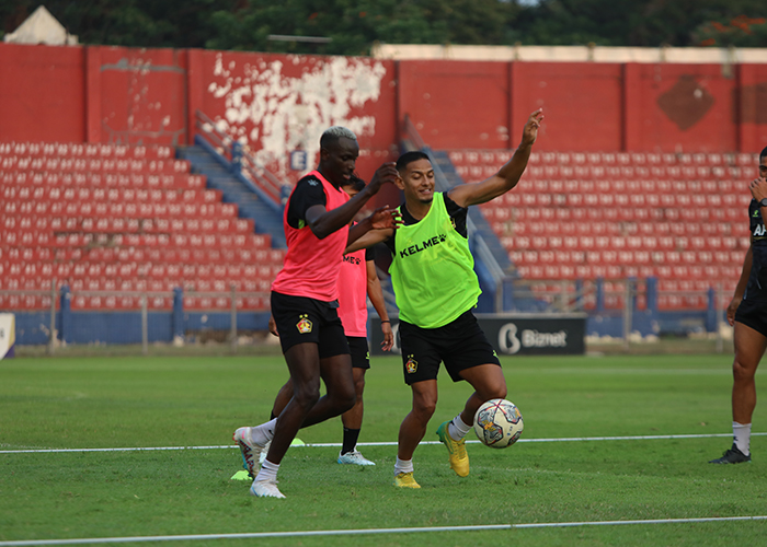 ADU KETANGKASAN: Flavio Silva dan Renan Silva saat berebut bola dalam latihan di Brawijaya.