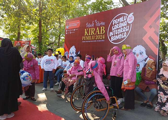 PARTISIPATIF: Himpunan Wanita Disabilitas Indonesia berpose di depan photo booth dalam acara Serah Terima Kirab Pemilu 2024 di Taman Sekartaji Sabtu (24/6) lalu.