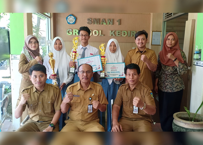 MEMBANGGAKAN: Adelia, Eriko dan Djesica, pemenang KSN foto bersama Kepala SMAN 1 Grogol I Made Suastika dan guru pembimbing.