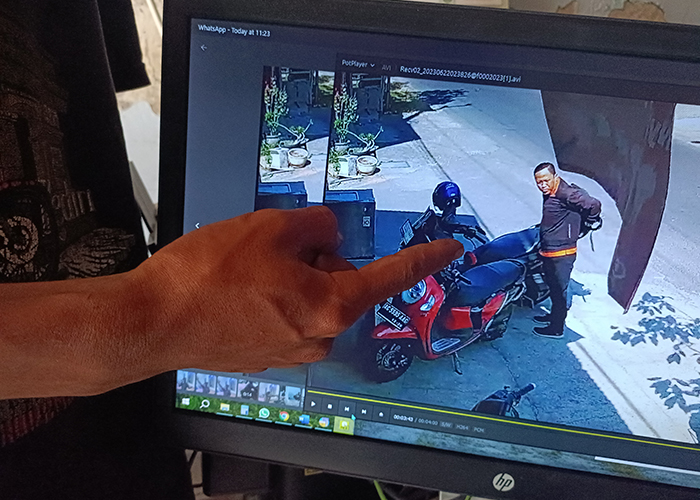BUKTI: M. Zhofi, 21, menunjukkan rekaman CCTV saat pelaku mengambil ponsel yang ada di dasbor motor.