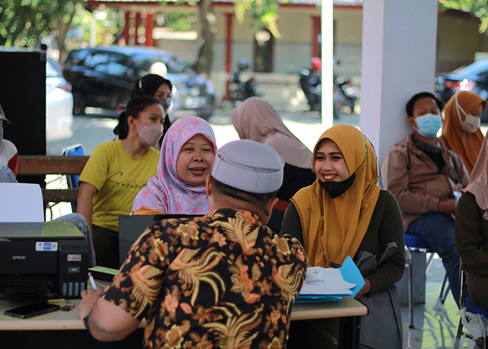 TANPA KENDALA: Warga Desa Tiron yang lahannya terdampak proyek tol Kediri-Tulungagung menerima pelunasan uang ganti rugi di Kantor Desa Tiron.
