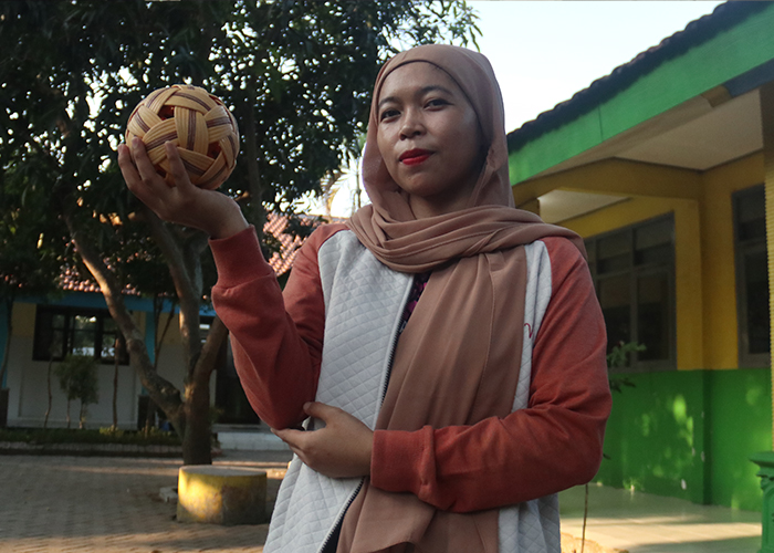 TANGKAS: Mariska Yunita Sari, atlet atletik Kota Kediri saat berlatih lari gawang di Stadion Brawijaya.