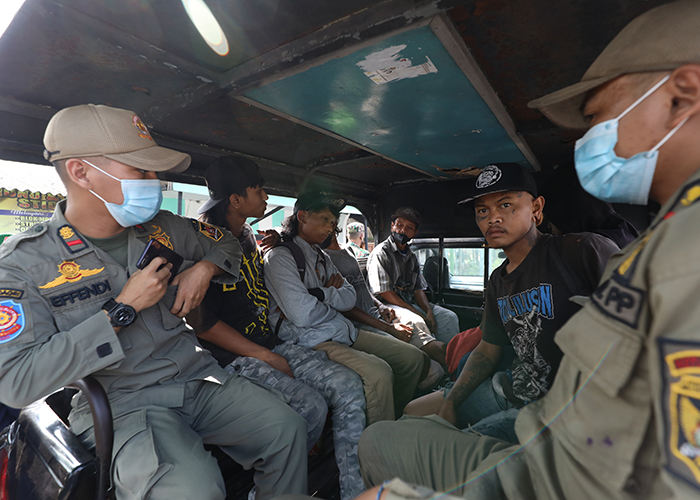 PASRAH: Tim gabungan menggelandang gepeng yang kedapatan mangkal di sejumlah jalan protokol Kota Kediri untuk dibawa ke barak sosial di Semampir, kemarin.