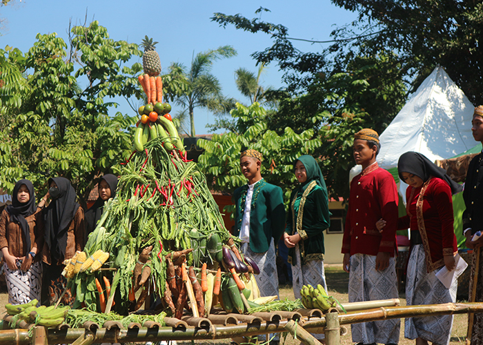 TRADISI JAWA: Siswa SMAN 1 Grogol memamerkan tradisi sedekah bumi dan nyadran dalam kegiatan projek penguatan profil pelajar Pancasila (P5).