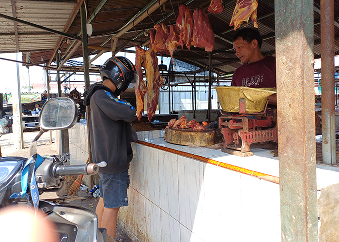 TRANSAKSI: Pedagang daging sapi melayani pembeli di lapaknya, Pasar Setonobetek, Kota Kediri.